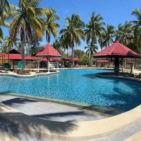 Borneo Beach & Mangrove Resort Tuaran Exterior foto